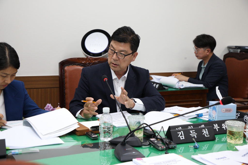 제303회 임시회 중 복지건설위원회 이미지(6)