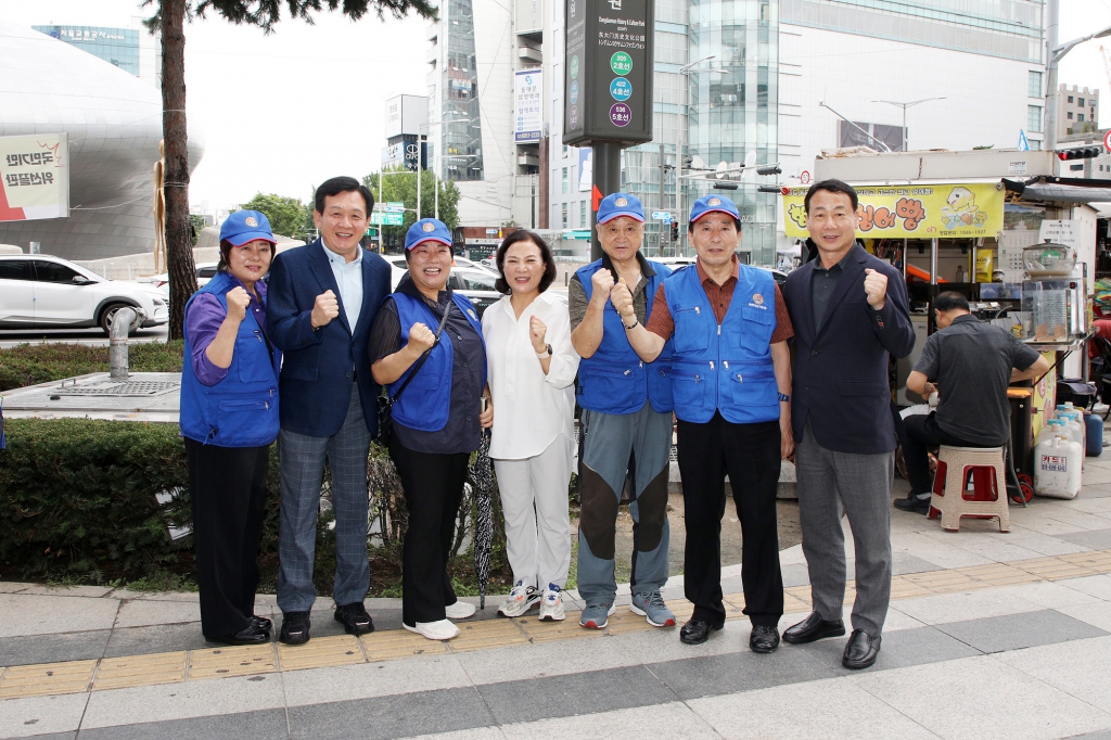 바르게살기운동 광복 80주년 태극기 나눔행사 이미지(8)