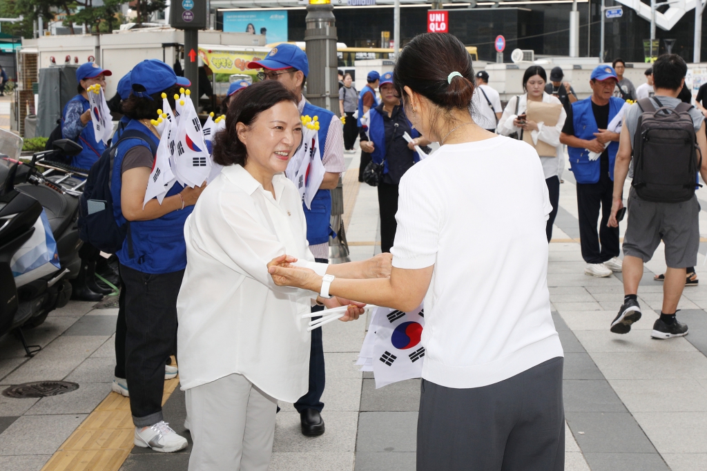 바르게살기운동 광복 80주년 태극기 나눔행사 이미지(11)