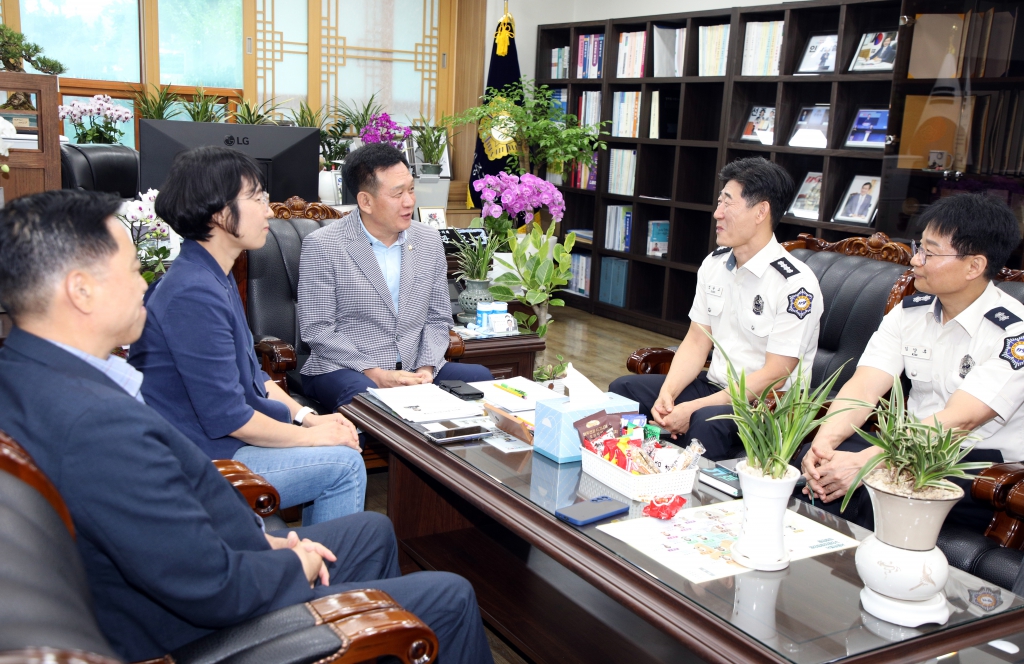 중부소방서장 의회 방문 이미지(2)