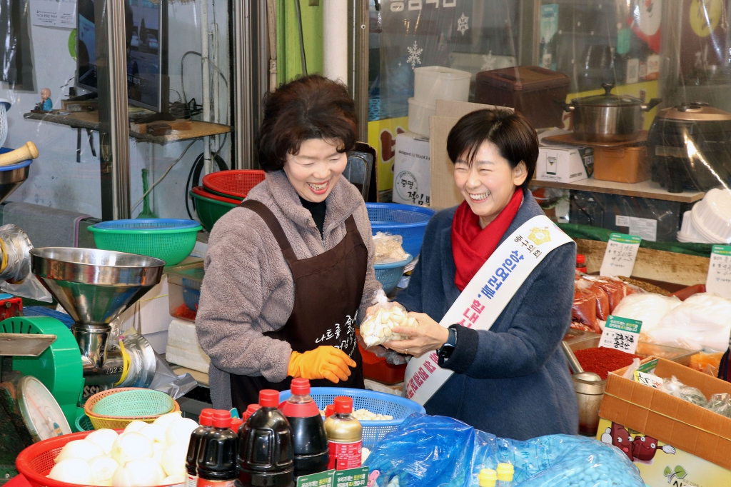 중구의회 설맞이 전통시장 방문 이미지(14)