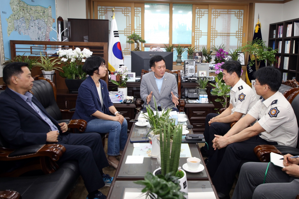 중부소방서장 의회 방문 이미지(1)