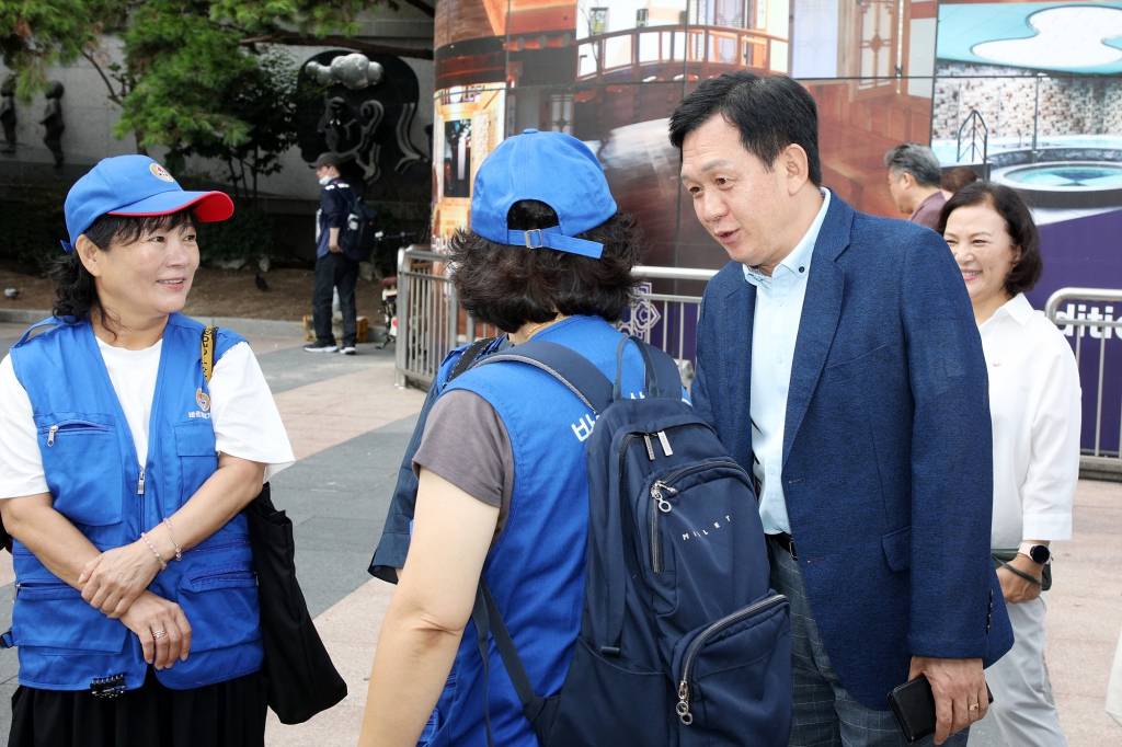 바르게살기운동 광복 80주년 태극기 나눔행사 이미지(2)