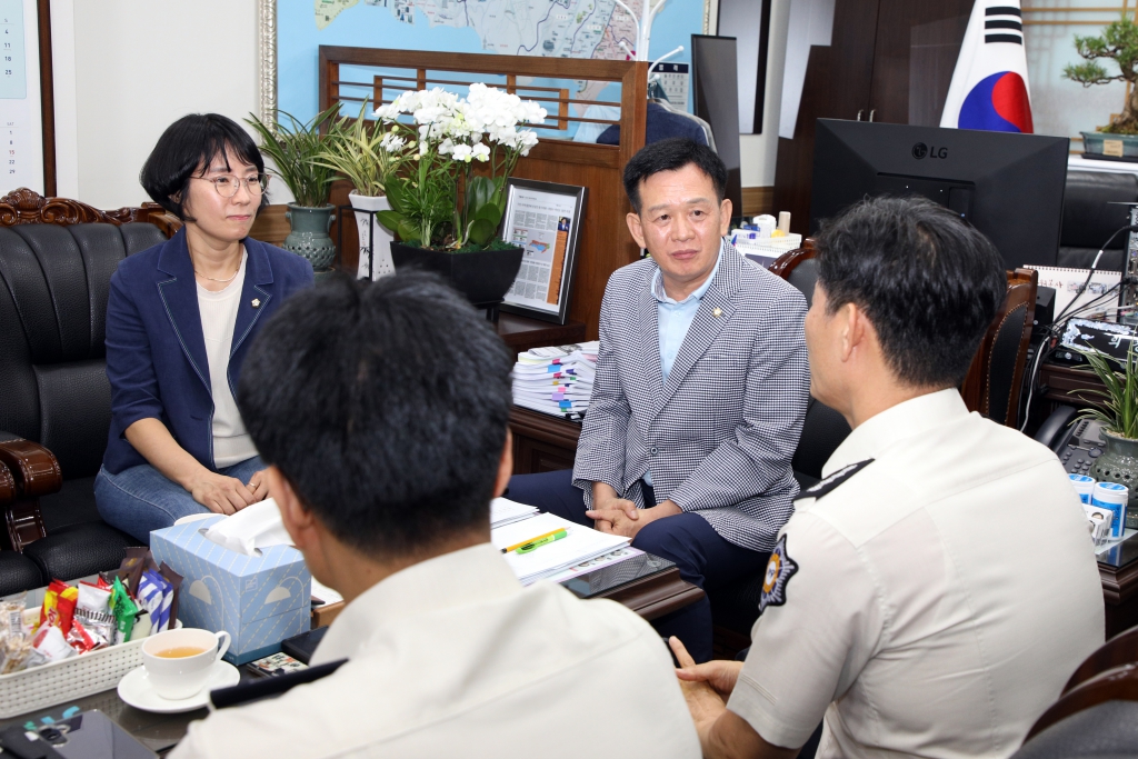 중부소방서장 의회 방문 이미지(4)