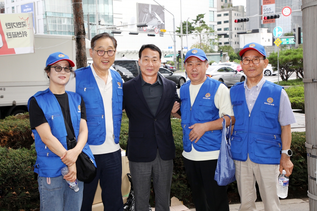 바르게살기운동 광복 80주년 태극기 나눔행사 이미지(7)