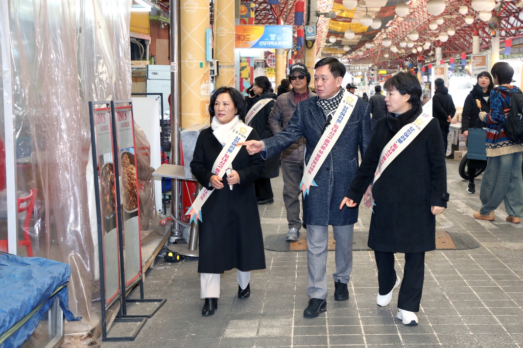 중구의회 설맞이 전통시장 방문 이미지(8)