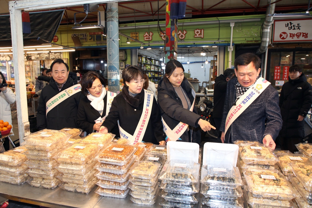 중구의회 설맞이 전통시장 방문 이미지(2)