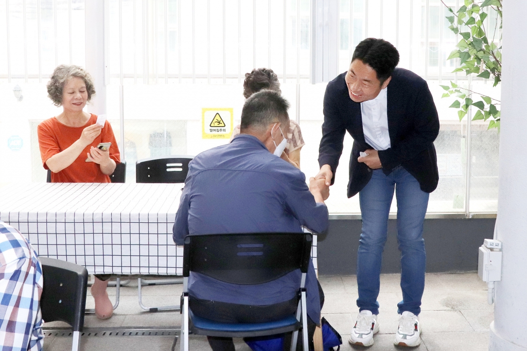 약수노인종합복지관 초복맞이 삼계탕 나눔 행사 이미지(5)