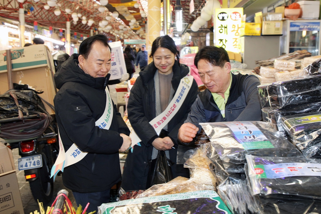 중구의회 설맞이 전통시장 방문 이미지(5)