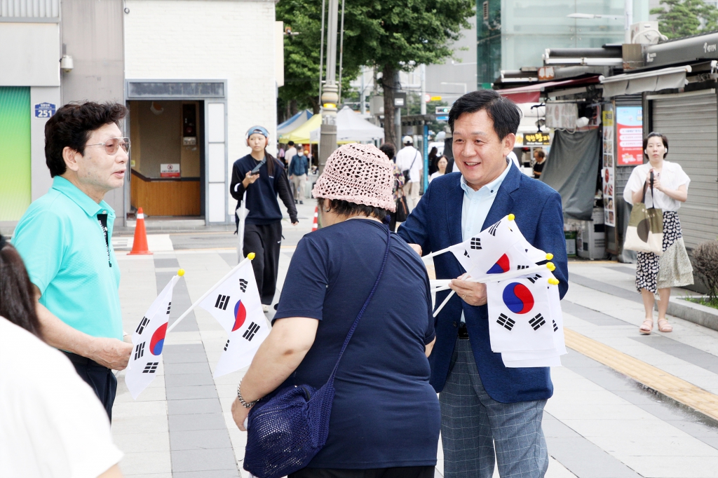 바르게살기운동 광복 80주년 태극기 나눔행사 이미지(10)