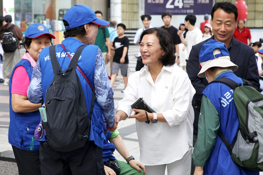 바르게살기운동 광복 80주년 태극기 나눔행사 이미지(3)