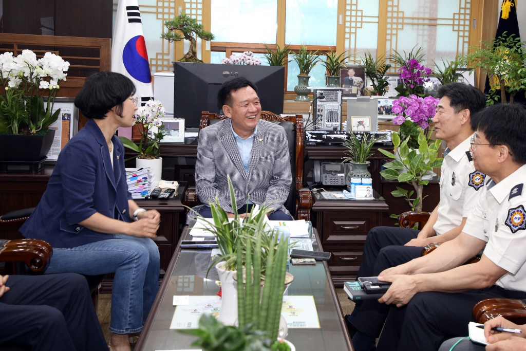 중부소방서장 의회 방문 이미지(3)