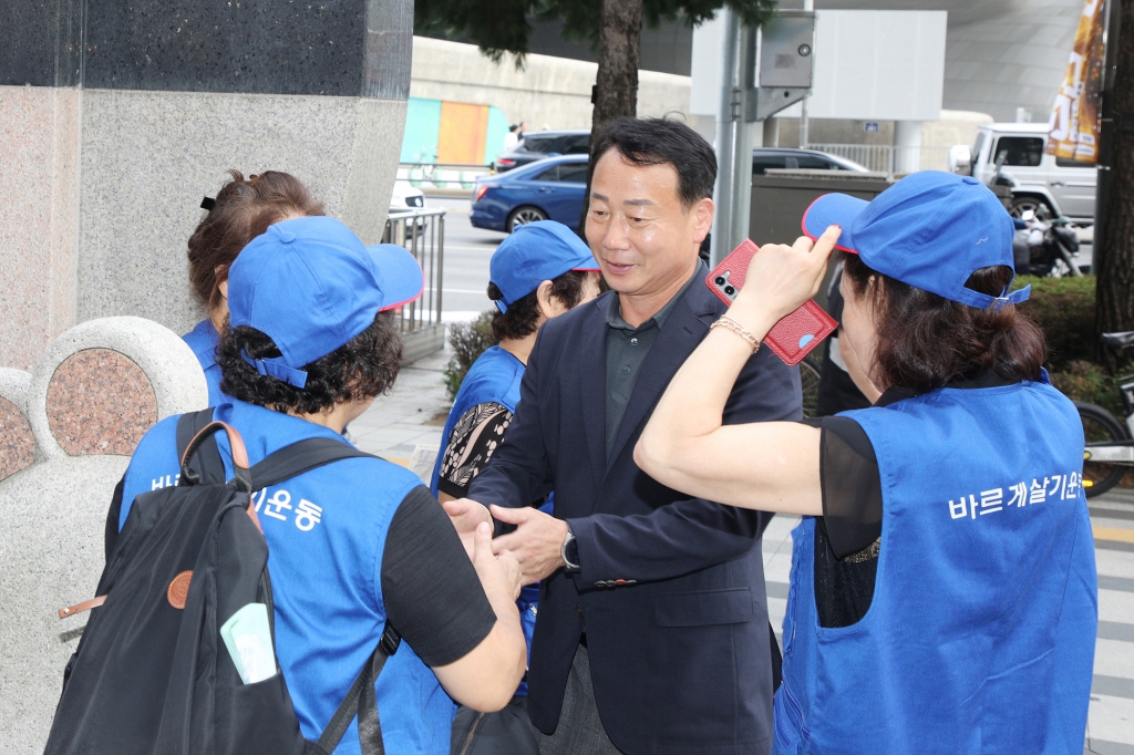 바르게살기운동 광복 80주년 태극기 나눔행사 이미지(4)