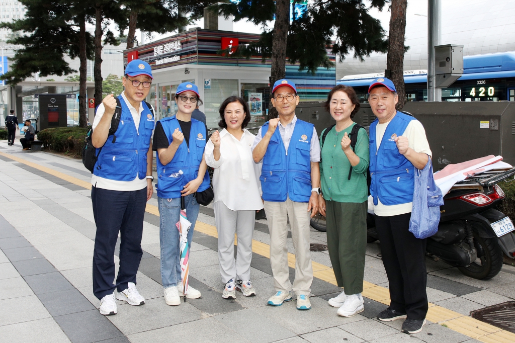 바르게살기운동 광복 80주년 태극기 나눔행사 이미지(6)