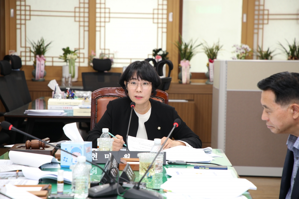 제303회 임시회 중 복지건설위원회 이미지(4)