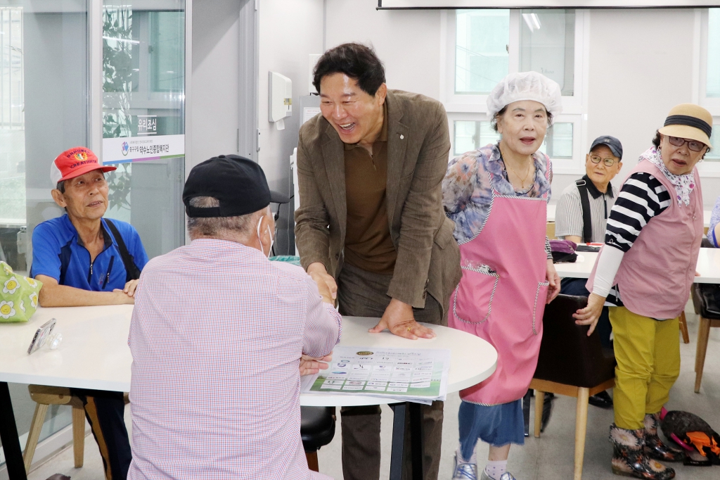 약수노인종합복지관 초복맞이 삼계탕 나눔 행사 이미지(4)