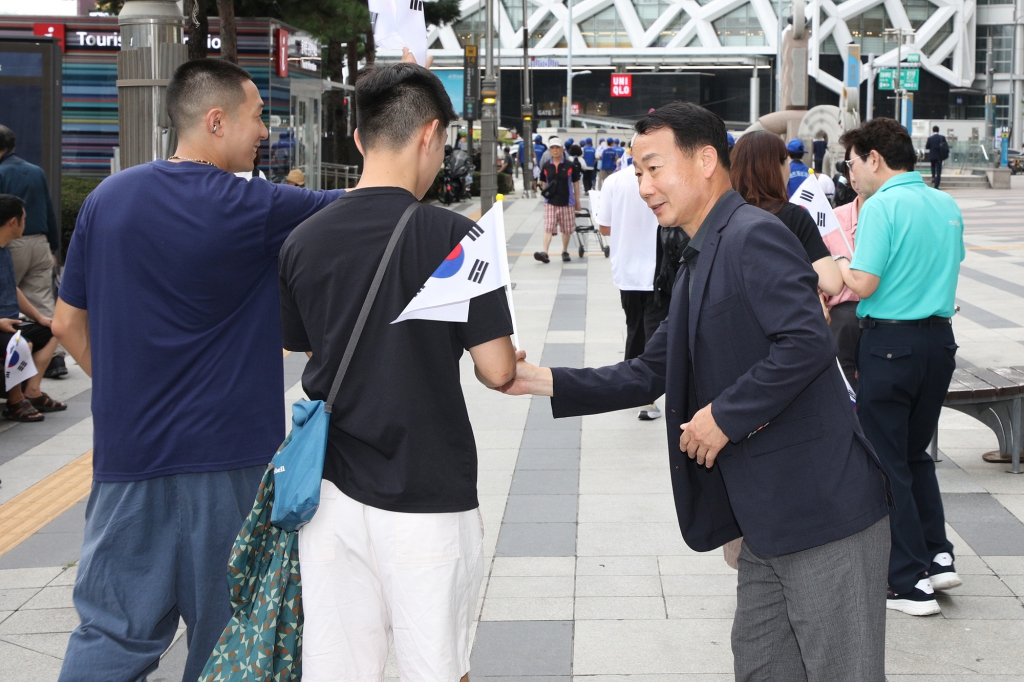 바르게살기운동 광복 80주년 태극기 나눔행사 이미지(12)