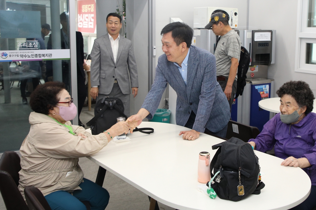 약수노인복지관 추석맞이 특식지원 이미지(2)