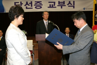 당선증 교부받는 김연선의원 대표이미지