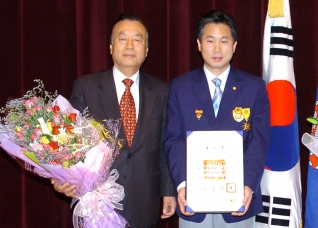 중구의회 임용혁 의장 대한민국 국민훈장(석류장) 수상 대표이미지