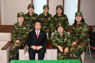 중구의회를  방문한 중구 여성예비군을 만나 환담하는 임용혁 의원 대표이미지