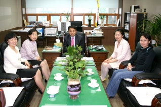 중구의회를 방문한 청구초등학교 모리터링 학부모 임원진을 만난 김기래 의원 대표이미지