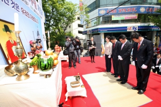 충무공 이순신장군 탄생 제464주년 기념 퍼레이드 및 기념식에 참석한 중구의회 의원들 대표이미지