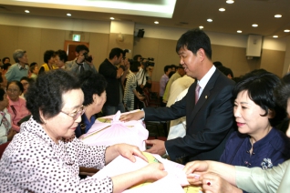 어르신 수의 나눔 행사에 참여한 고문식 중구의회 의원 대표이미지