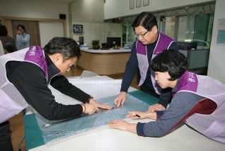 중구의회 동절기 대비 단열 뽁뽁기 설치 자원봉사 대표이미지